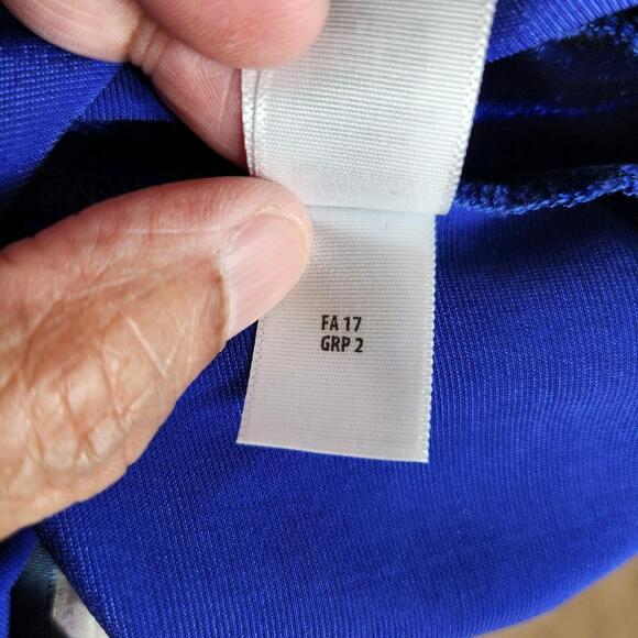 St. John Blue Velvet Short Sleeve Blouse Top Womens Small - Picture 11 of 11